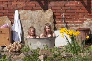 Kinderpool richtig aufstellen: Kinder in Wanne