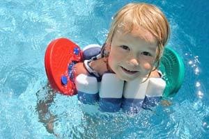 Kindersicherheit am Pool: Kind mit Schwimmflügel